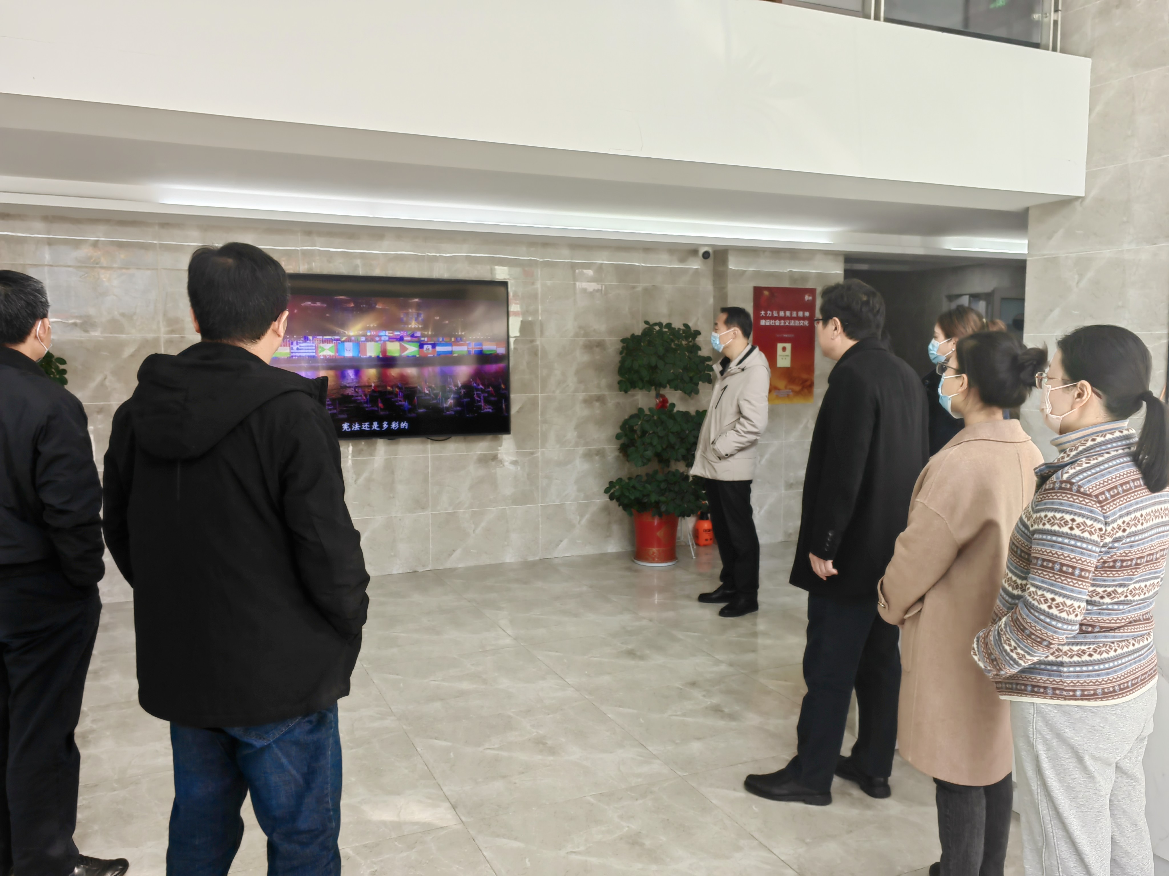 图2 领导和员工集中观看了宣传影片.jpg