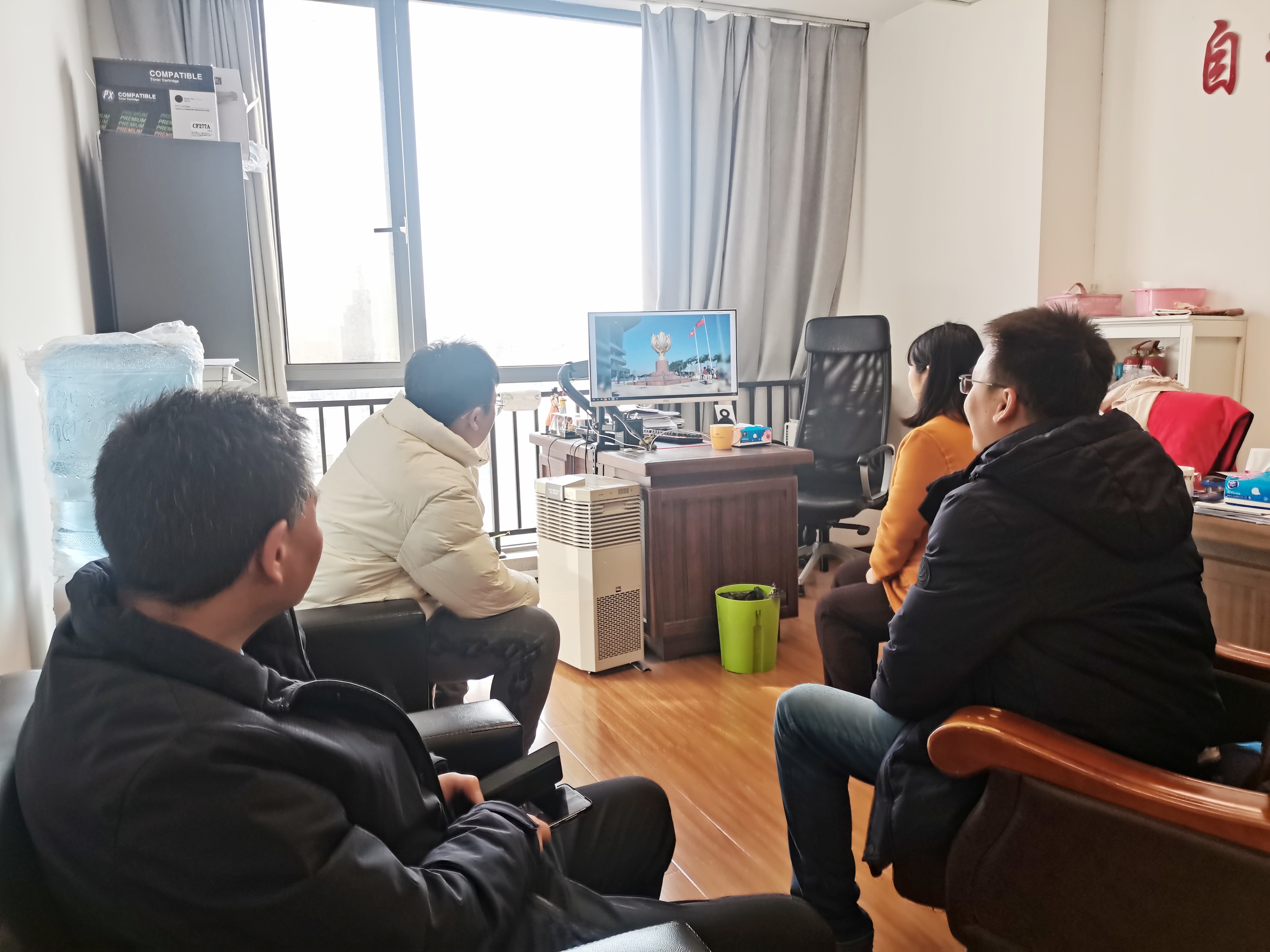 图3 钢材部同事观看宣传片.jpg